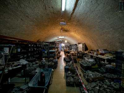E pochi metri dopo giungiamo in una stanza �segreta�, ovvero il laboratorio, un grande ambiente con volta a botte dove viene portato tutto ci� che viene scoperto per essere custodito, conservato e studiato meticolosamente